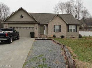209 Willowbrook Dr, Thomasville, NC 27360