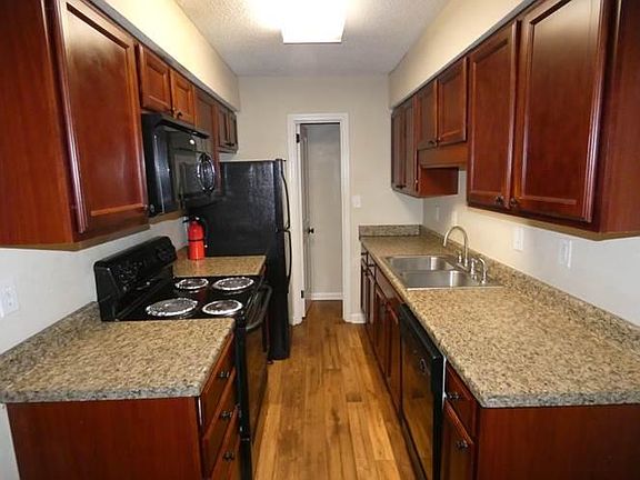 3rd image of 1102 Chapel Creek Dr