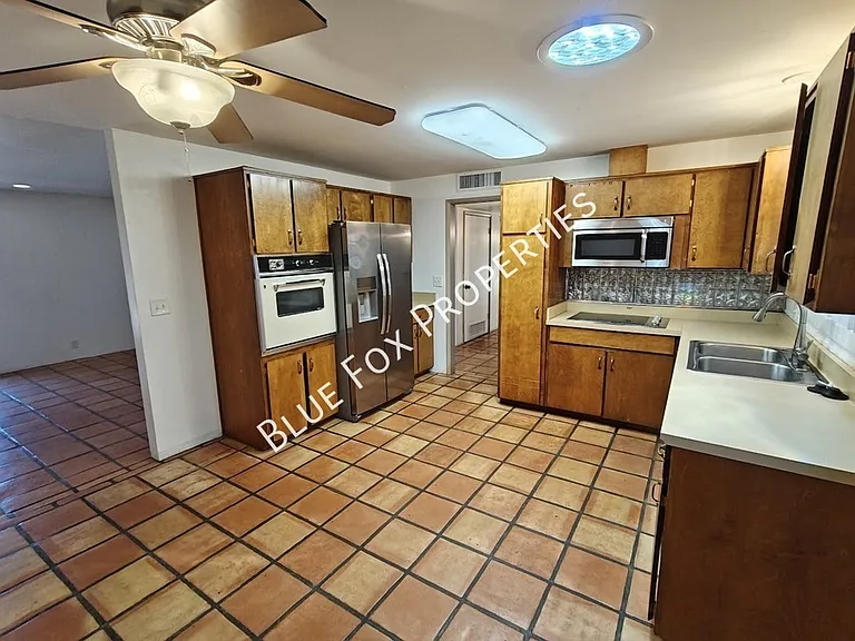 2781 W Calle Carapan — Photo 2