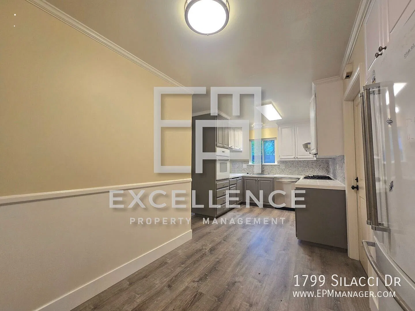 4/2 House with Large Yard, AC, New Flooring, Walk to Schools! — Photo 4