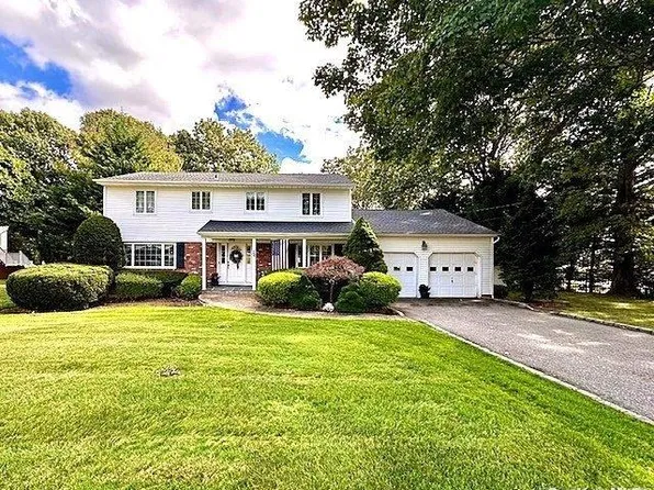 26 Hofstra Drive, Plainview, NY 11803