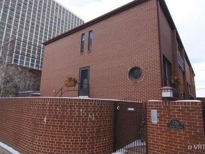 726 W Junior Ter APT D, Chicago, IL, 60613