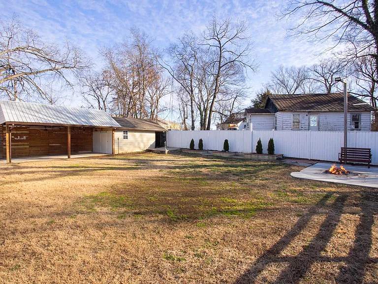 239 E Bledsoe St — Photo 58