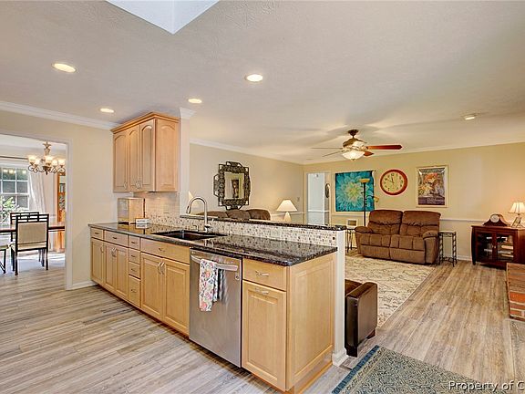 3rd image of 102 York Ln