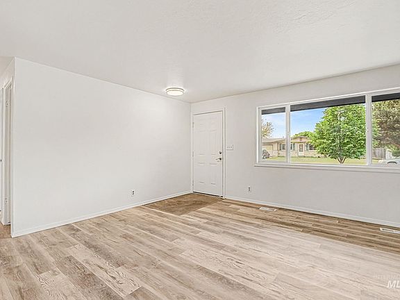 5th image of 10070 W Canterbury Dr