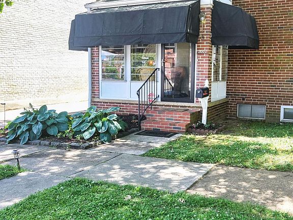 3rd image of 2002 W 17th St