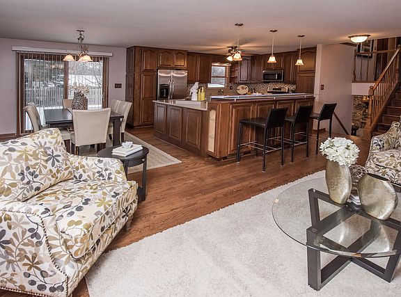 3rd image of 8022 Farmingdale Dr