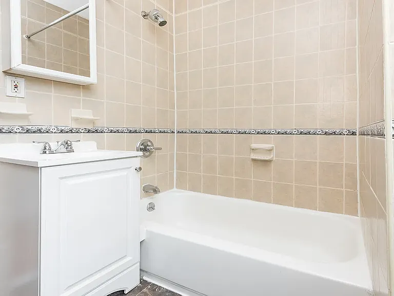 346 E 59th St #10 — Photo 7