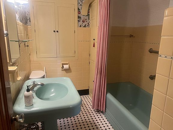 27th image of 1619 Koenigstein Ave