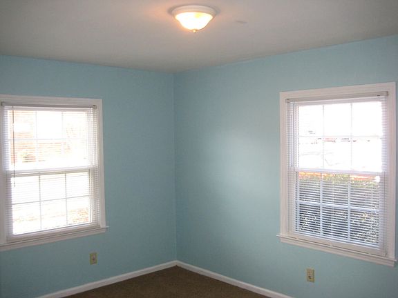 5th image of 911 Morehead Ave APT B