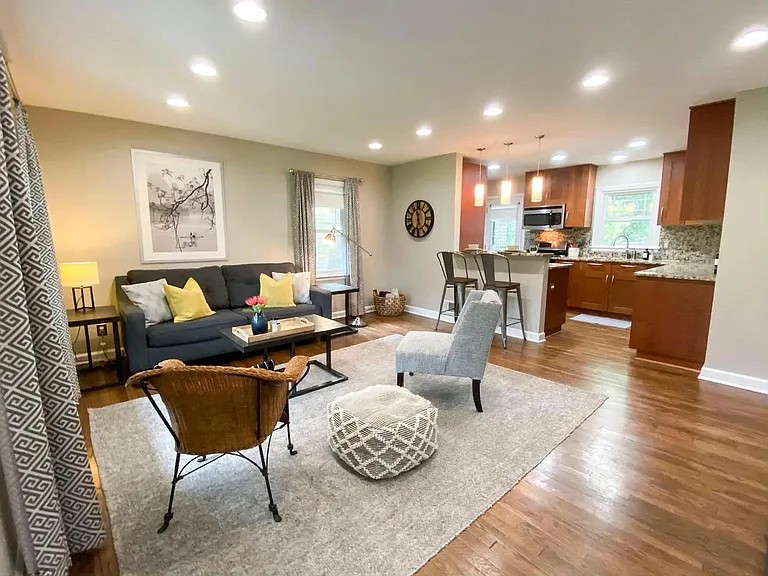 607 Burke Rd NE #A — Photo 2