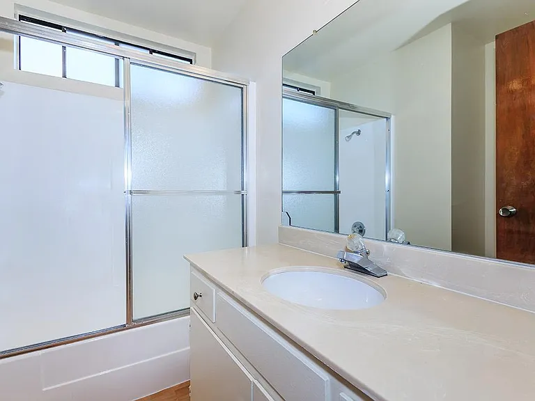 Riviera Vista Apartments — Photo 35