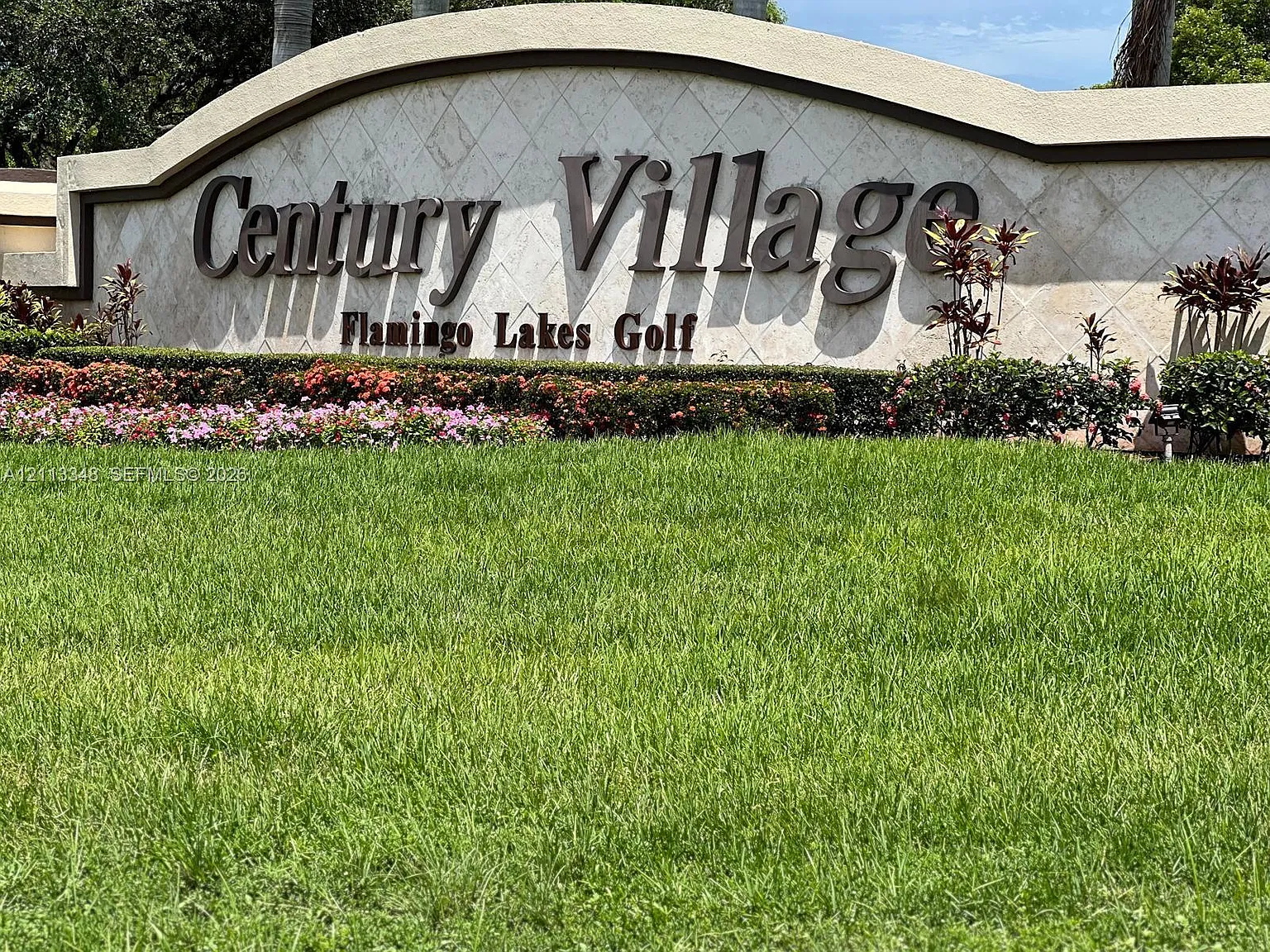 Cambridge At Century Vill — Photo 1