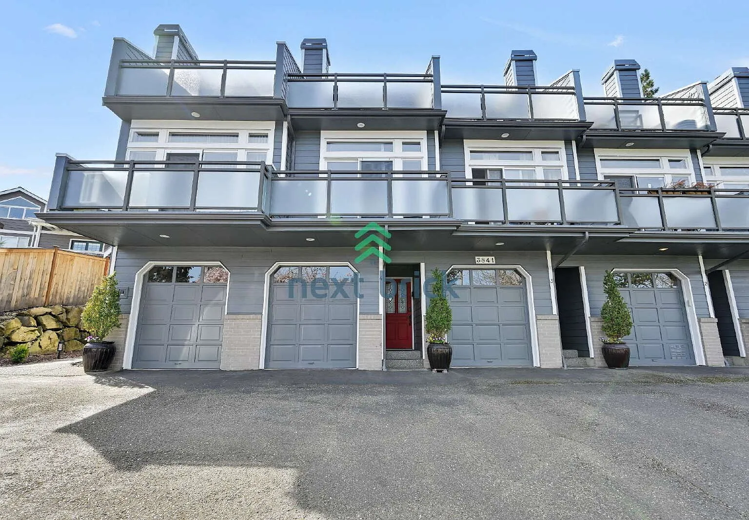 3 Beds & 3 Bath Condo For Rent — Photo 1