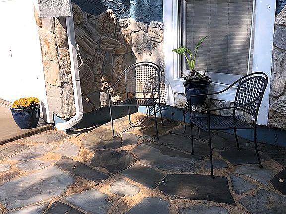 2nd image of 404 NW Cottonwood Dr