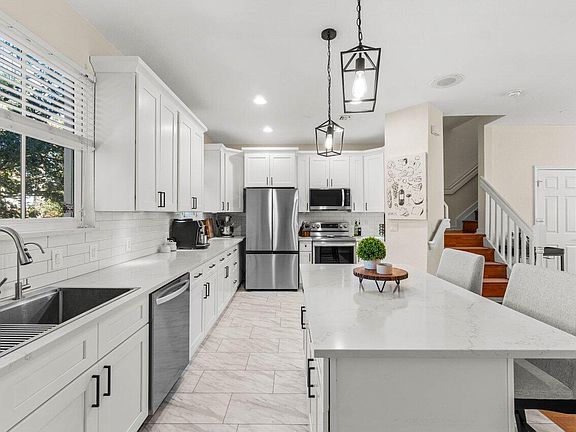 3rd image of 521 Bayfront Drive