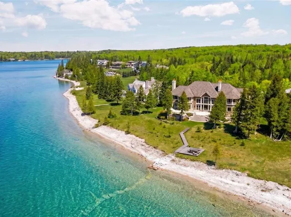 7545 Oyster Bay Dr, Charlevoix, MI 49720