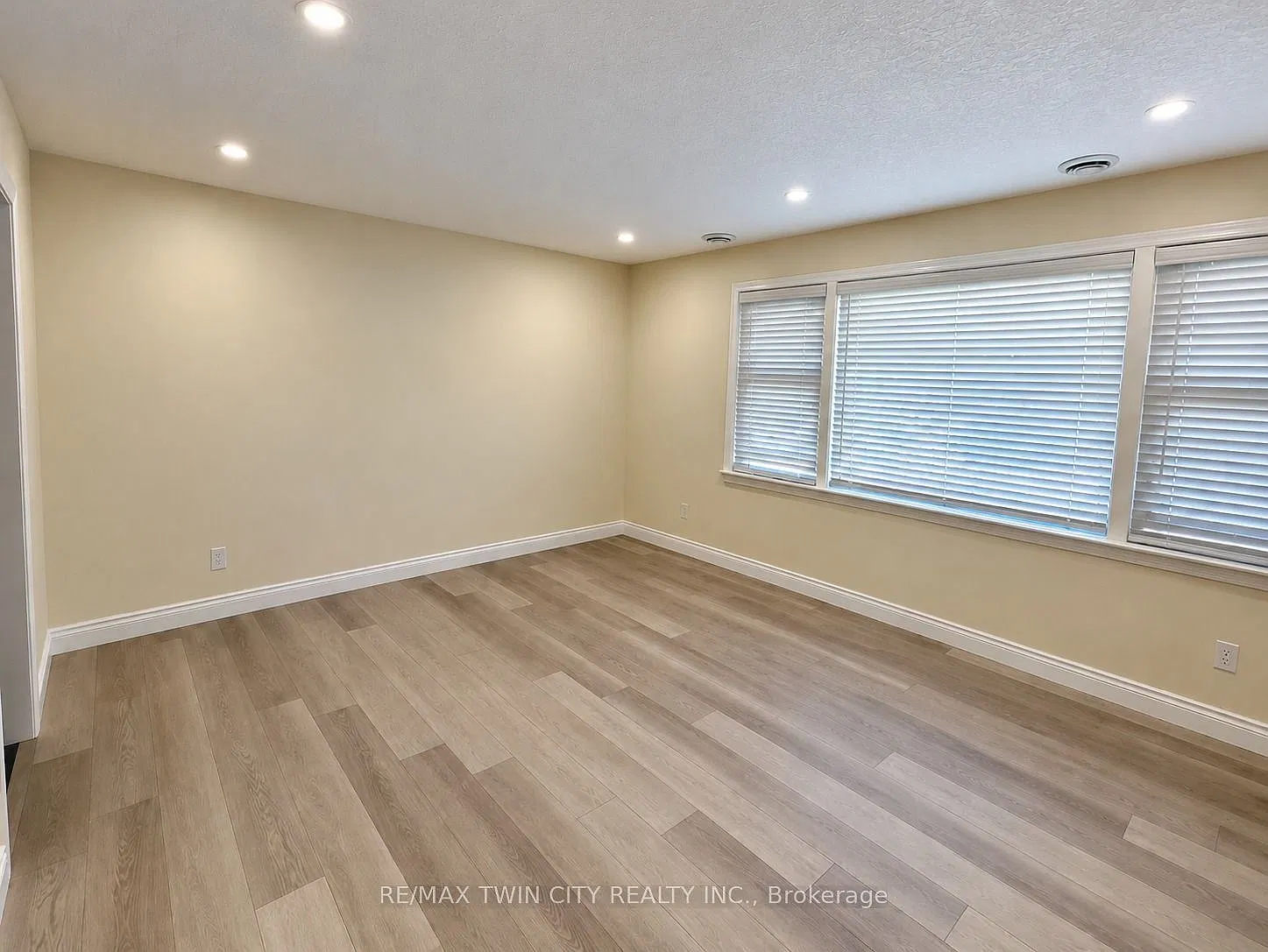 4 bed, $2,450 — Photo 2