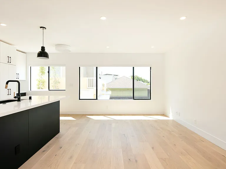 2811 3rd St #8 — Photo 2