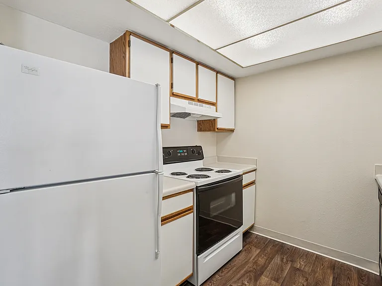 Sterling Pointe Apartments — Photo 25