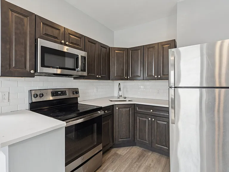 21 E Price St #2B — Photo 3