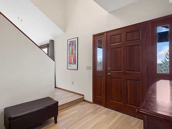 3rd image of 813 SE Edge Knoll Dr