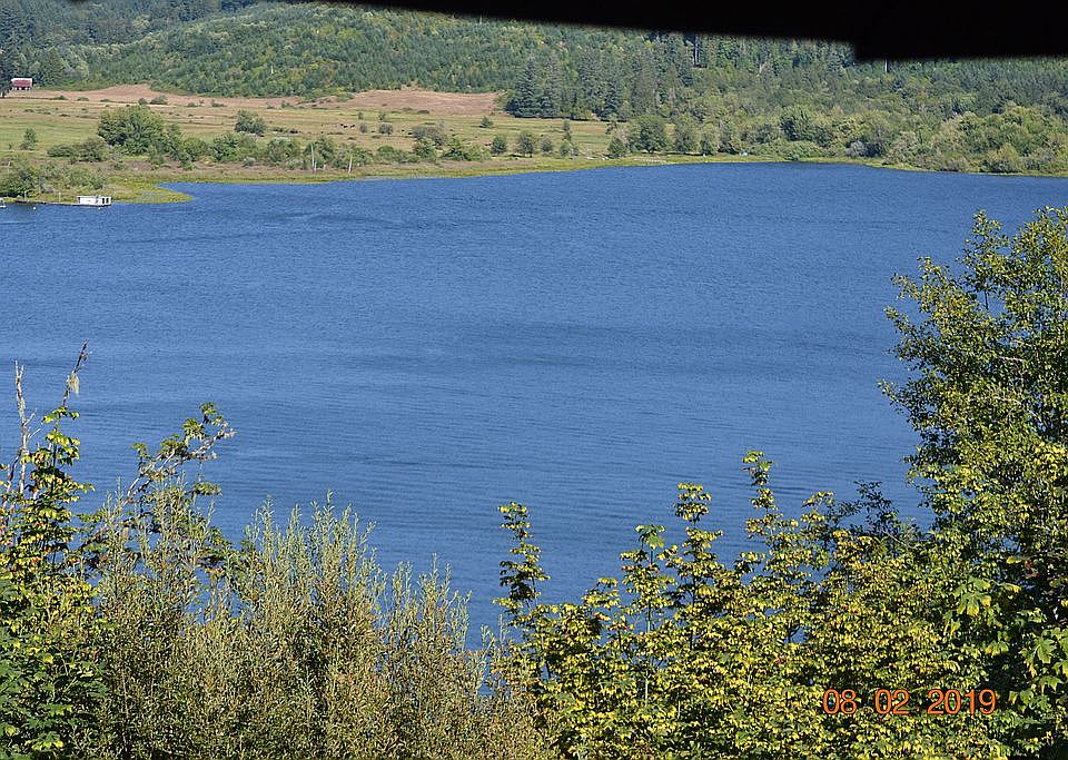 Full view of Triangle Lake 