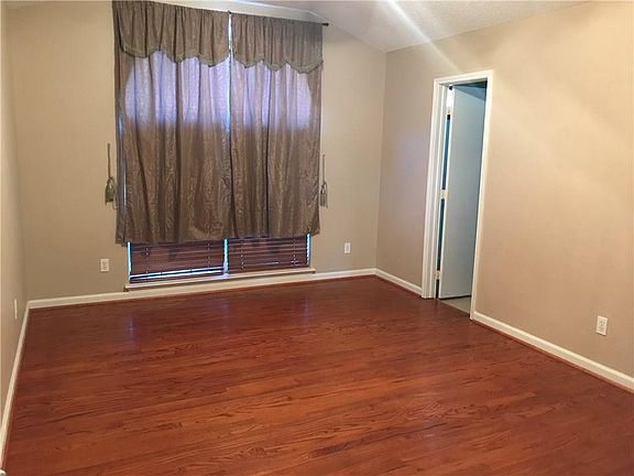 5th image of 2211 Vine Ln