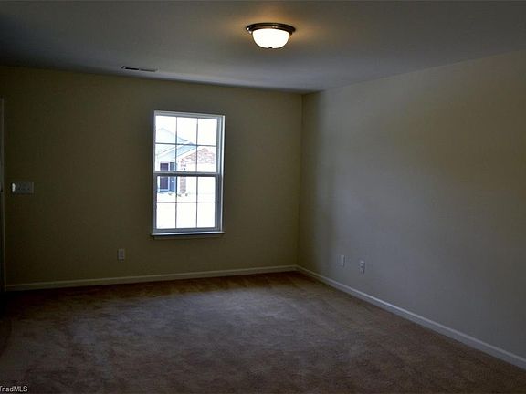 3rd image of 19 Leesford Trl