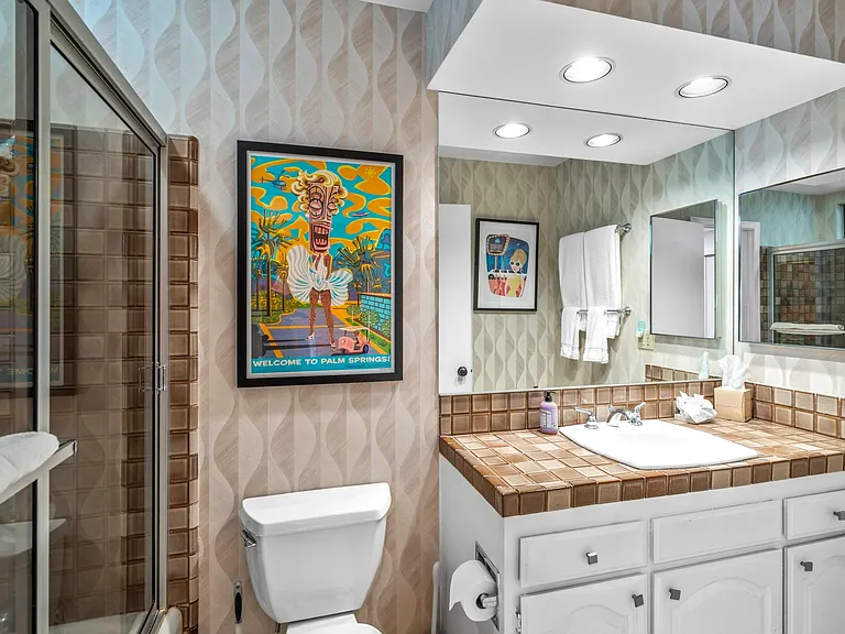 En suite bath of third bedroom.