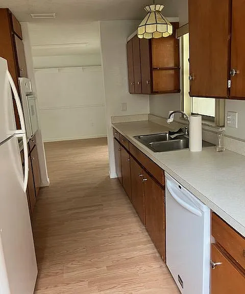 1351 Almond St — Photo 20