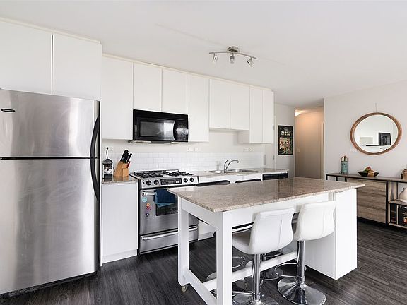 5th image of 989 Beatty St #607