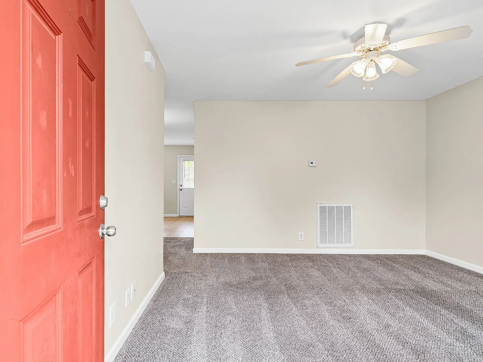 2 bed, 1.0 bath, 1000 sqft, $895 — Photo 2