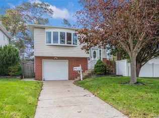243 Riviera Pkwy, Lindenhurst, NY 11757