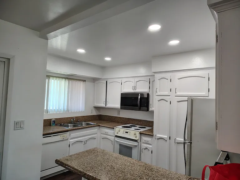 4800 Williamsburg Ln — Photo 3