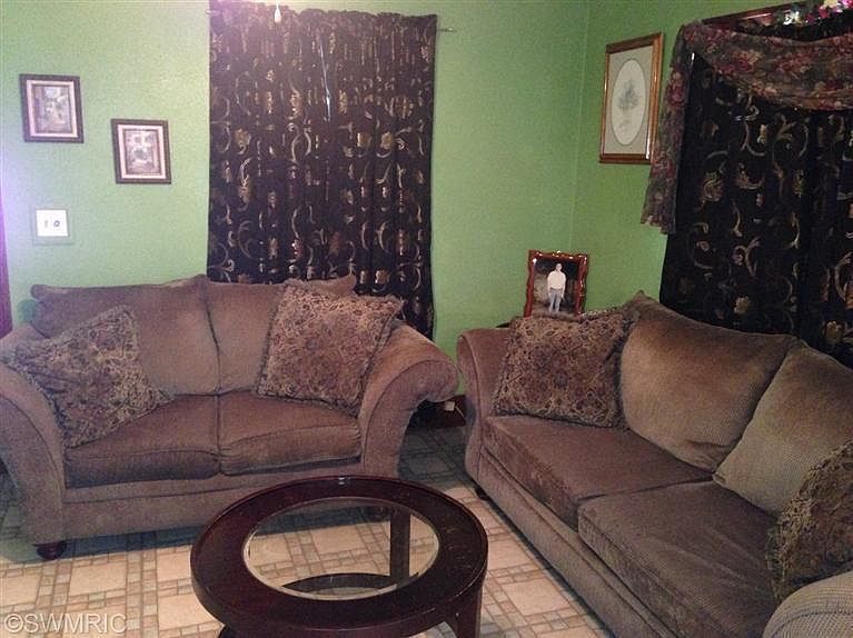 2nd image of 926 Underhill Ave SW