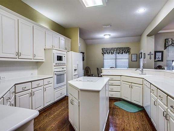 3rd image of 1113 Oakhollow Dr