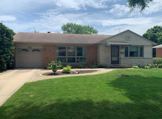 707 W Dresser Dr, Mount Prospect, IL 60056