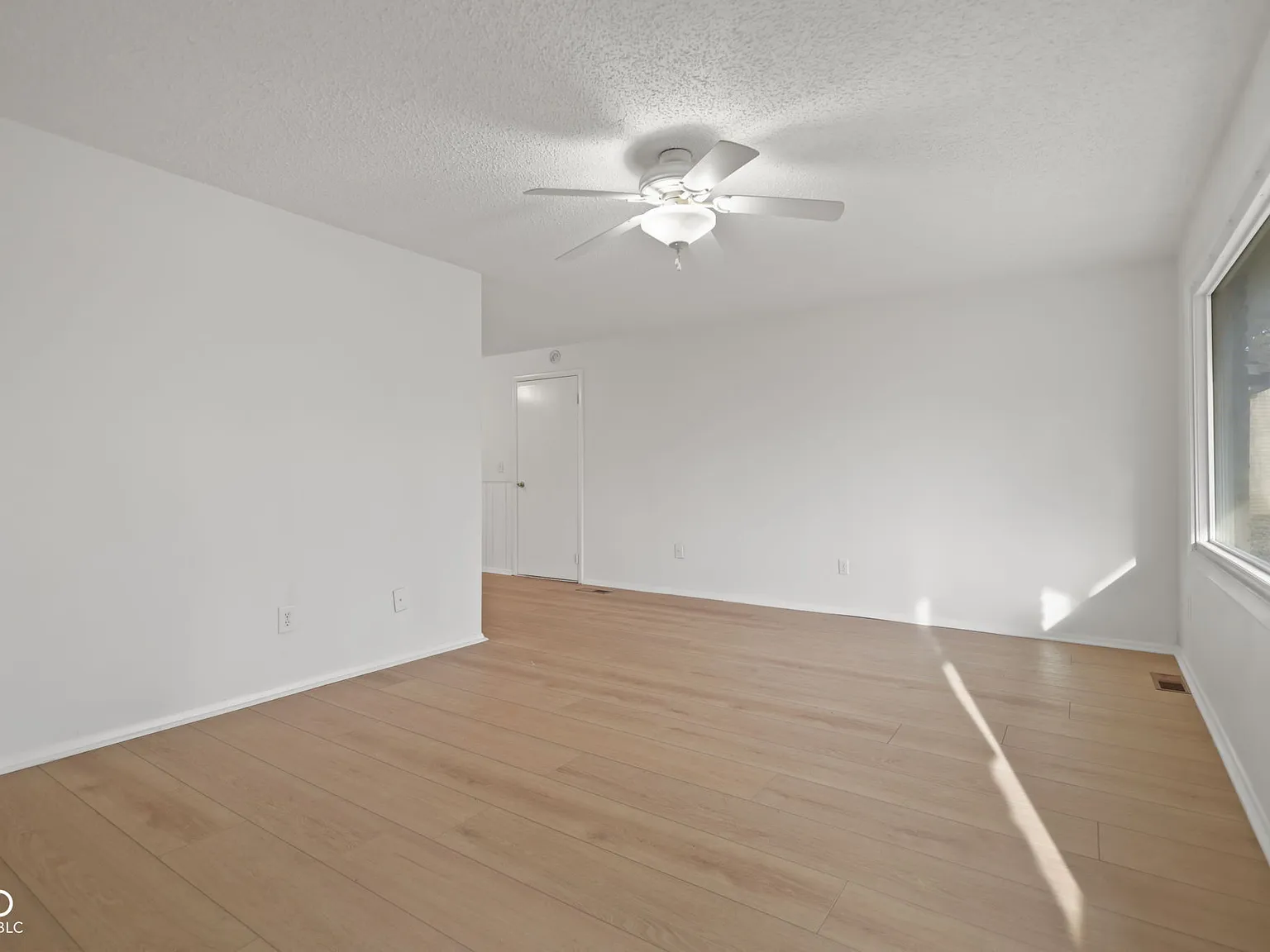 3 bed, 1.5 bath, 1176 sqft, $2,000 — Photo 4