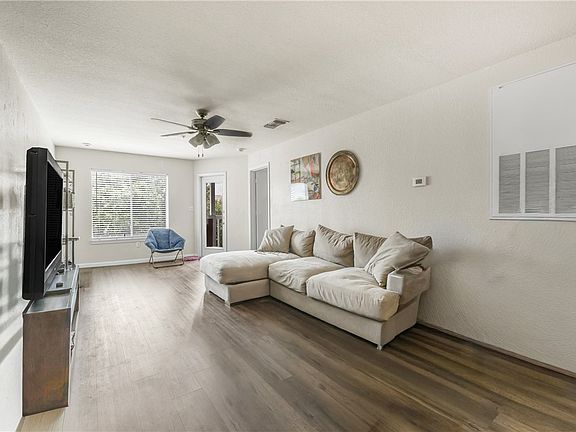 4th image of 527 Parkway #303