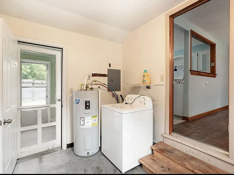 312 S Poplar St — Photo 6