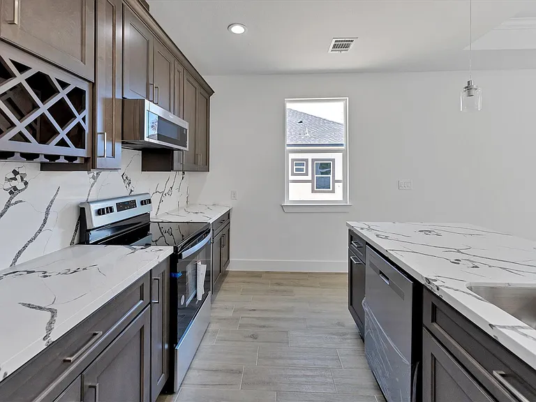 939 Lake View Dr — Photo 15
