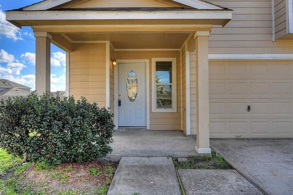 6 bed, 3.0 bath, 3020 sqft, $2,579 — Photo 2