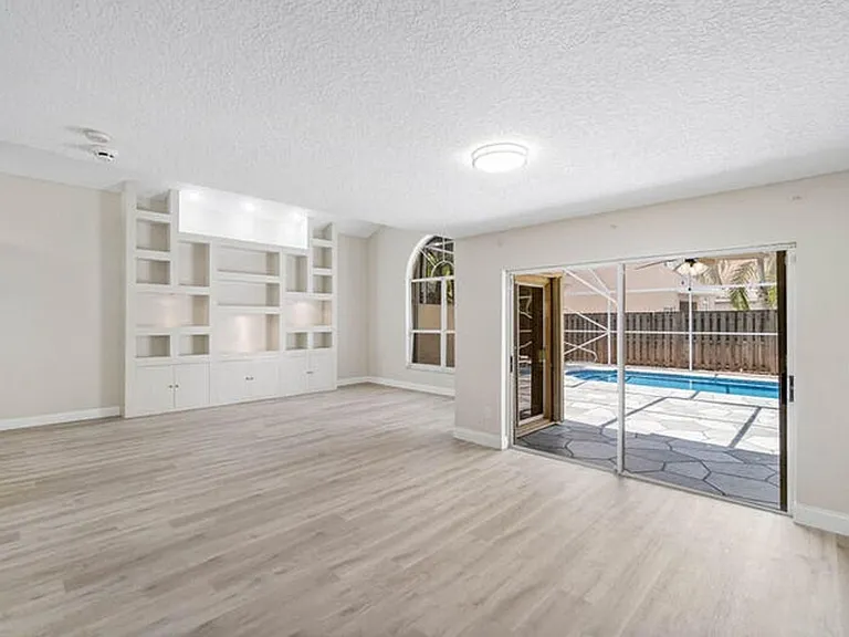 10425 Buena Ventura Dr — Photo 5
