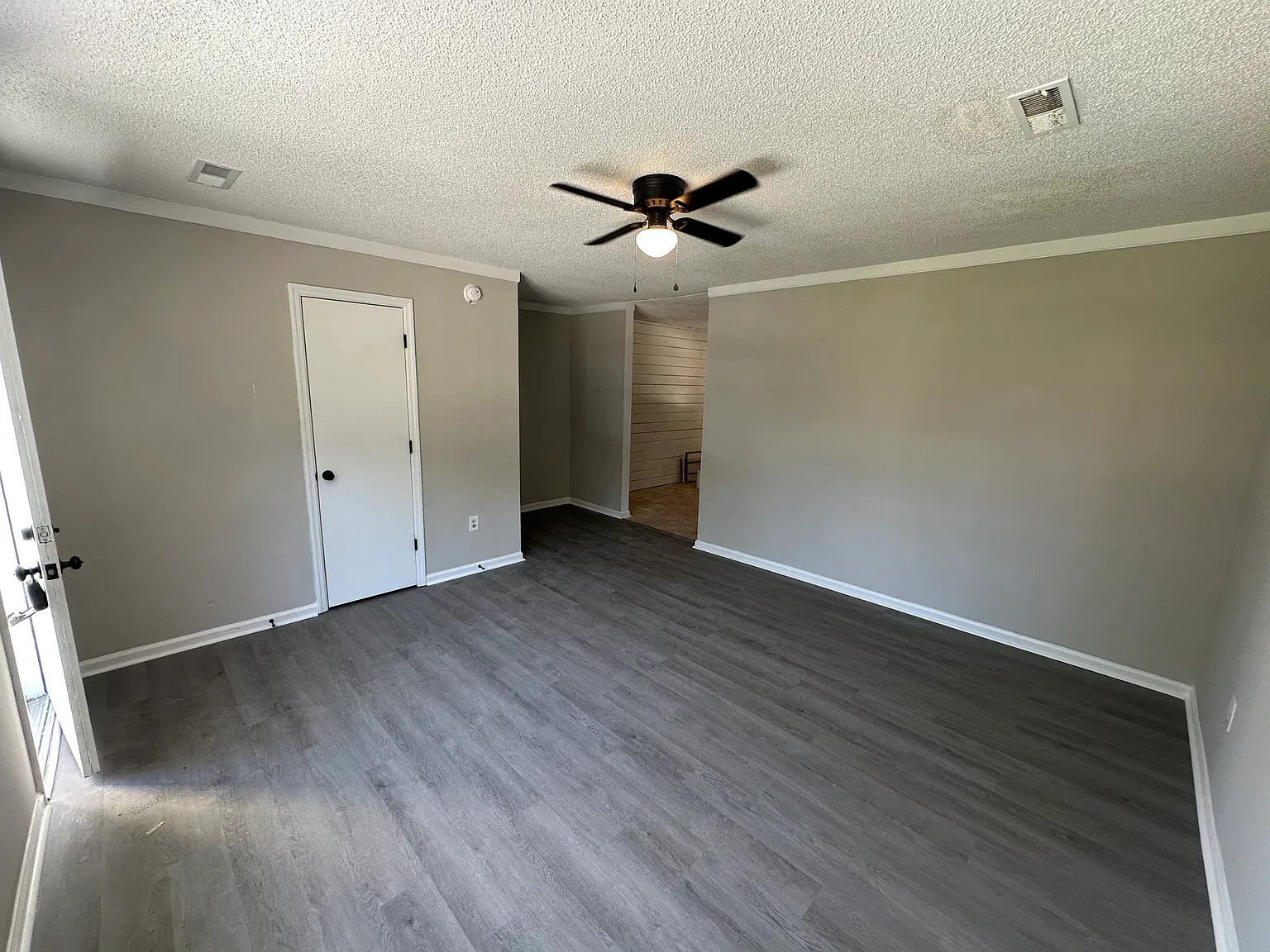 3 bed, 1074 sqft, $2,200 — Photo 3