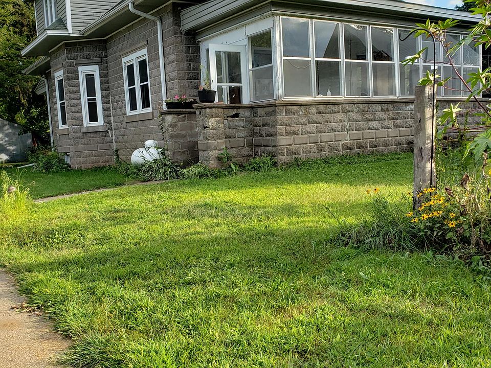 2nd image of 117 4th St SE