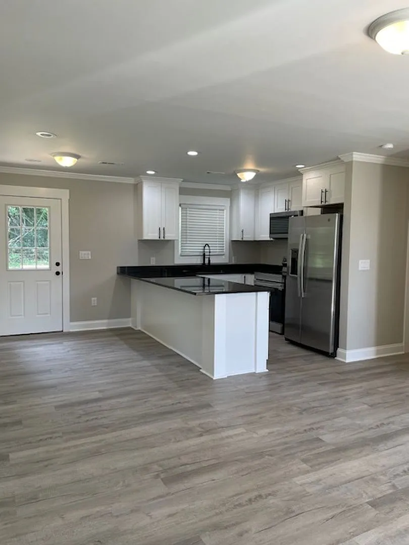 Charming 3 BR, 2 BA Bungalow just minutes from Downtown Greenville! — Photo 3