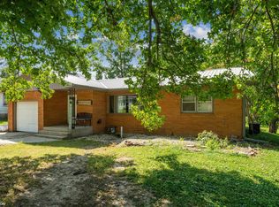 305 N Pine St, New London, IA 52645