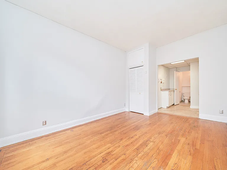 331 W 43rd St #5A — Photo 3