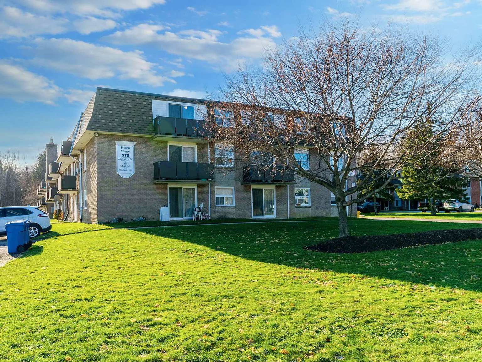 Huron Manor Apartments — Photo 4
